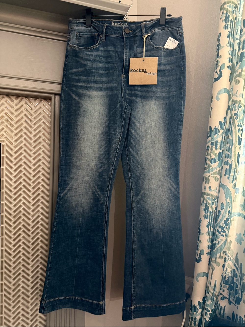 Rock & Indigo Women's Mid-Rise Flared Jeans in Washed Blue